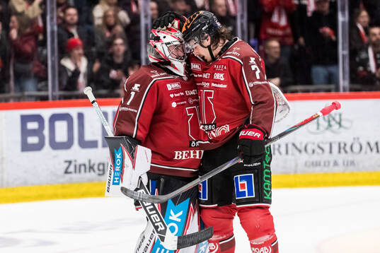 Örebros målvakt Jhonas Enroth och Luke Martin jublar