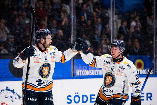 Växjös Reid Gardiner jublar med Dylan Mclaughlin