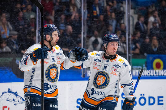 Växjös Reid Gardiner jublar med Dylan Mclaughlin