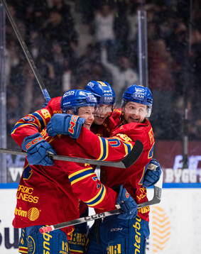 Djurgårdens Håvard Salsten jublar med Joseph Snively och