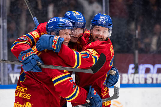 Djurgårdens Håvard Salsten jublar med Joseph Snively och