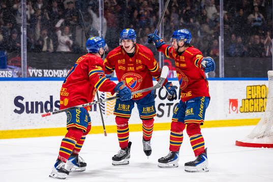 Djurgårdens Håvard Salsten jublar med Joseph Snively och