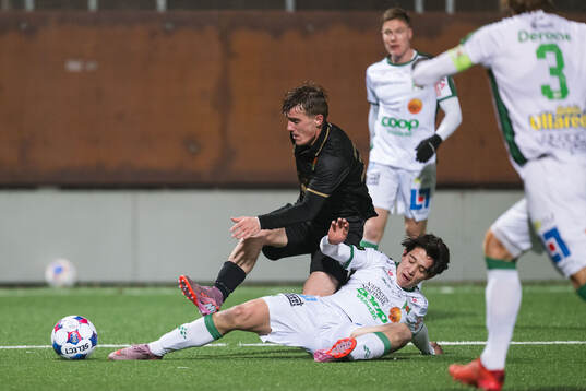 GAISs Ville Hellgård Knudsen och Varbergs Milan Kordik