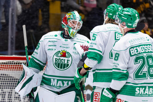 Rögles målvakt Christoffer Rifalk jublar med Gregor Biber