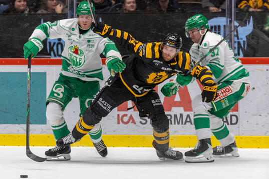 Skellefteås Oscar Lindberg mellan Rögles Calle Själin
