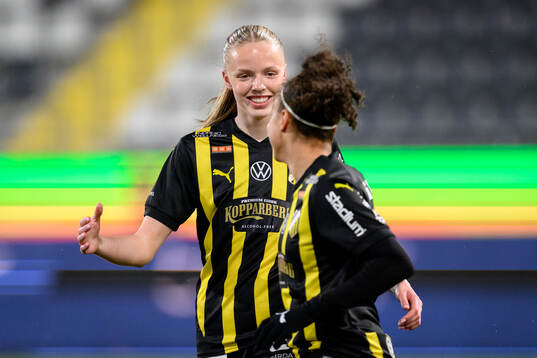Häckens Thelma Pálmadottir och Felicia Schröder jublar