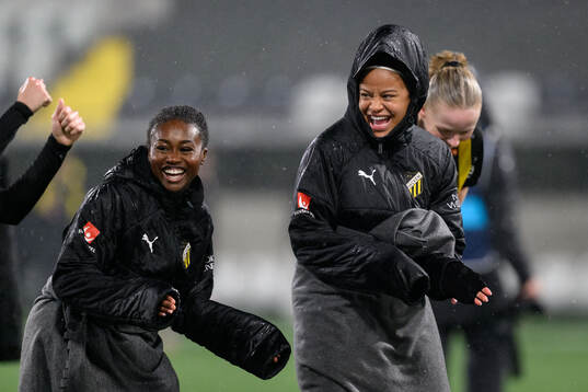 Häckens Monica Jusu Bah och Felicia Schröder jublar