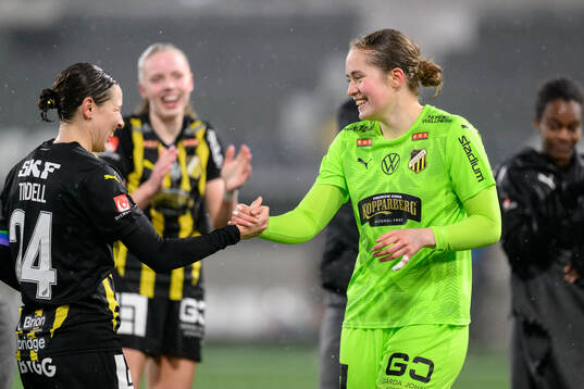 Häckens Tabby Tindell och målvakt Fanney Birkisdottir