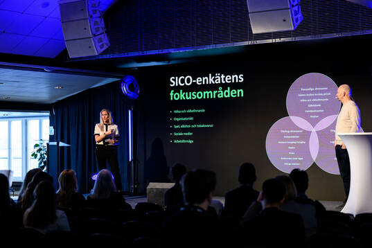 Gizela Ahlgren-Bloom, vice sportchef SHL och Mats Sundin