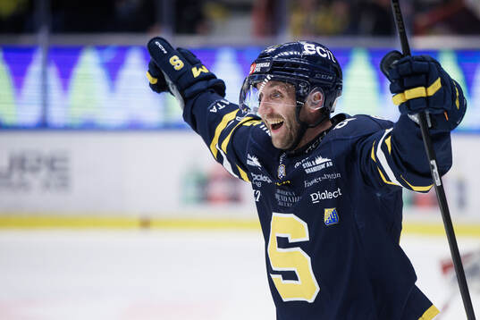 Södertäljes Sebastian Dyk jublar