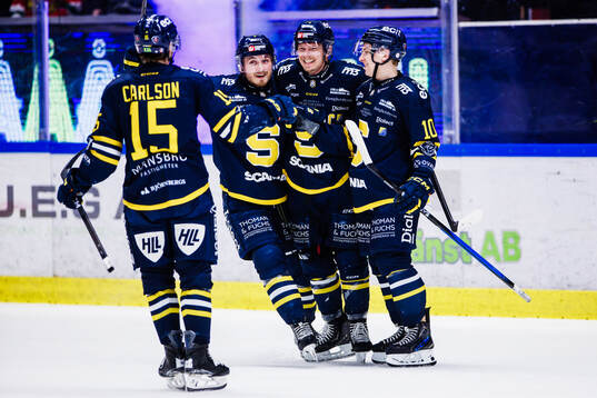 Södertäljes Patrik Zackrisson (m) jublar med Albin