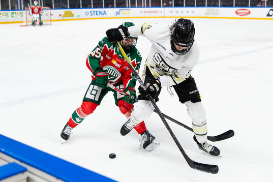 Frölundas Paula Bergström och SDEs Alva Johnsson