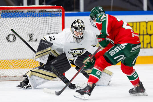 SDEs målvakt Kassidy Sauvé mot Frölundas Andrea Dalen