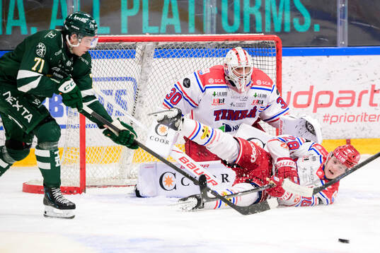 Färjestads Viktor Lodin och Timrås målvakt Jacob