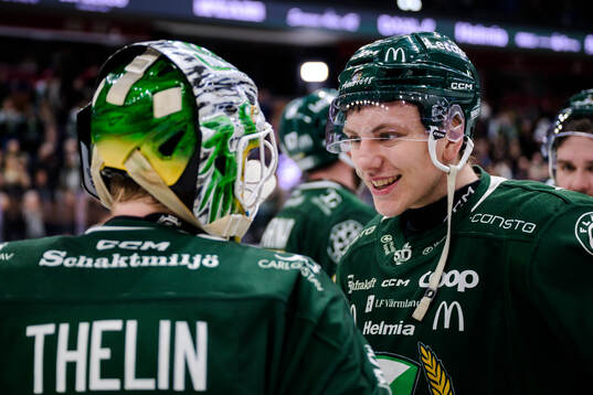 Färjestads målvakt Melker Thelin och Jack Berglund jublar