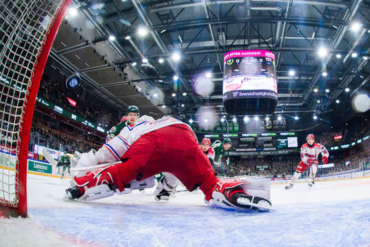 Färjestads Luke Philp skjuter 1-0 bakom Timrås målvakt