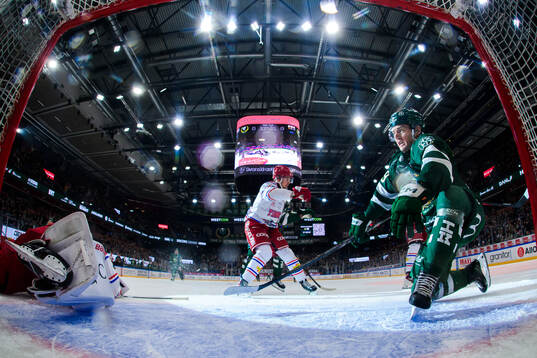Färjestads Luke Philp skjuter 1-0 bakom Timrås målvakt