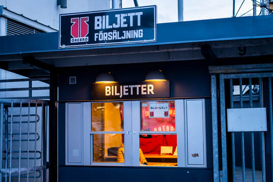 Biljettlucka med en skylt med texten slutsålt