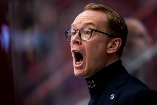 Örebros tränare Niklas Eriksson jublar vid 3-0