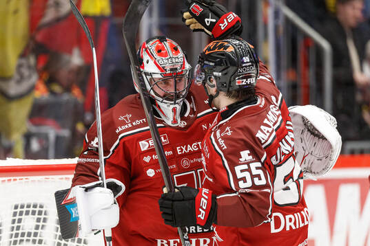 Örebros målvakt Jhonas Enroth och David Quenneville jublar