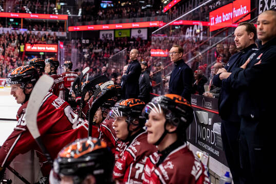 Örebros bås med assisterande tränare Marcus Weinstock,