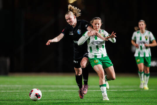 Växjö DFFs Saga Swedman och Hammarbys Fanny Peterson