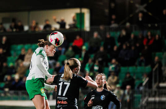 Hammarbys Sofia Reidy och Växjö DFFs Saga Swedman