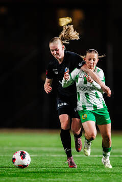 Växjö DFFs Saga Swedman och Hammarbys Fanny Peterson