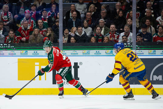 Frölundas Ivar Stenberg och Djurgårdens Joseph Laleggia
