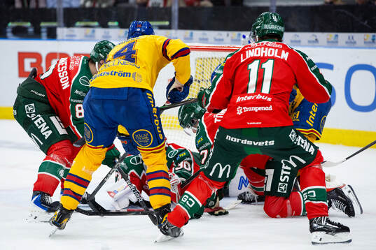 Djurgårdens Anton Frondell oroar framför Frölundas