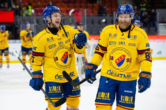 Djurgårdens Jesper Pettersson och Linus Klasen jublar