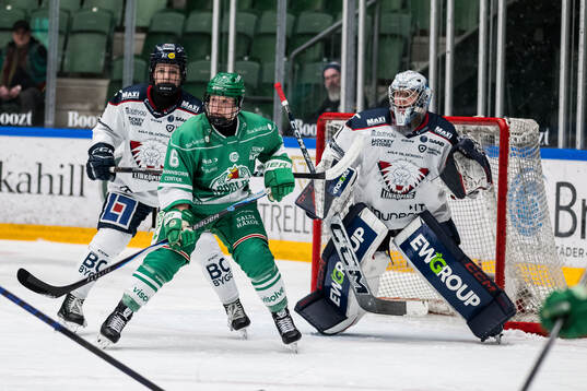 Rögles Amelie Elisson och Linköpings målvakt Ebba