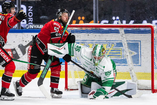 Luleås Linus Omark och Rögles målvakt Christoffer Rifalk