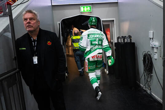 Rögles Filip Johansson lämnar skadad