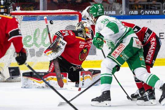 Rögles Filip Johansson gör 2-4 på Luleås målvakt Joel