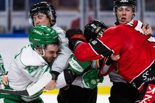 Rögles Josh Dickinson och Luleås Markus Nurmi