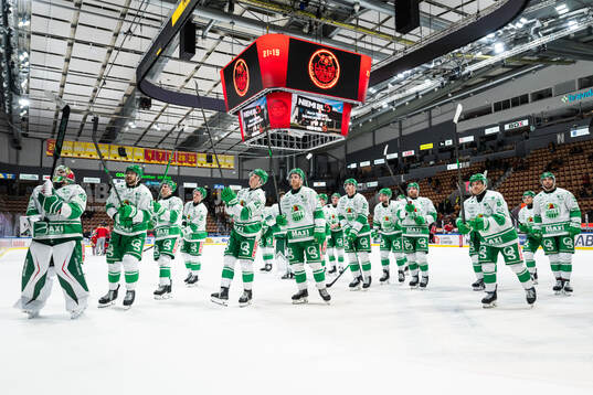 Rögles spelare jublar