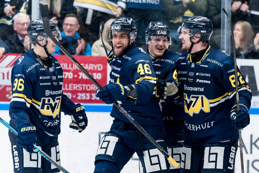 HV71s Joona Luoto och Santeri Hatakka jublar
