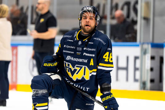 HV71s Joona Luoto jublar