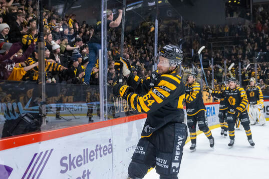 Skellefteås lagkapten Jonathan Pudas  jublar över