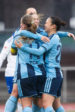 Djurgårdens Therese Åsland jublar med lagkamrater