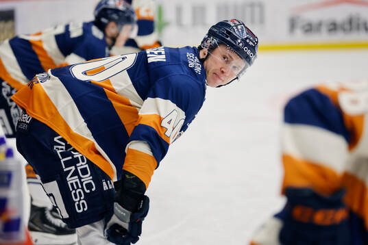 Växjös Dennis Rasmussen innan ishockeymatchen i SHL