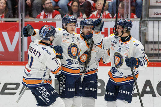 Växjös Leo Sahlin Wallenius jublar