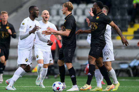 AIKs Ibrahim Cisse , GAISs Henry Sletsjøe och Shalom Ekong