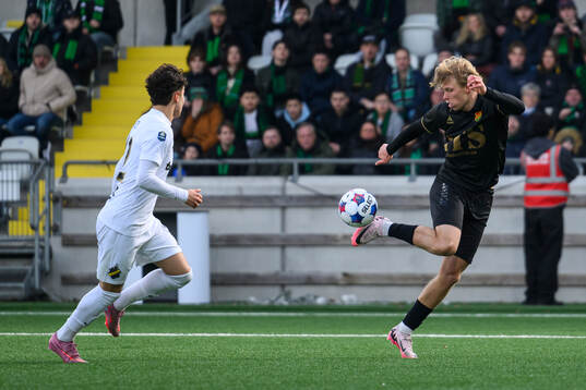 AIKs Charlie Pavey och GAISs Rasmus Niklasson Petrovic