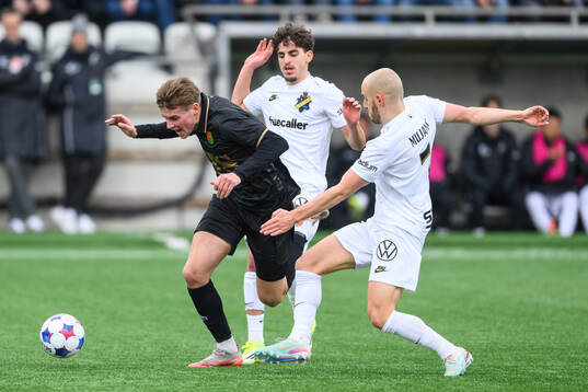 GAISs Max Andersson och AIKs Taha Ayari och Amel Mujanic