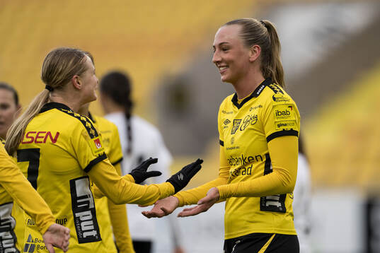 Elfsborgs Hanna Jiozon och Stina Jensen jublar