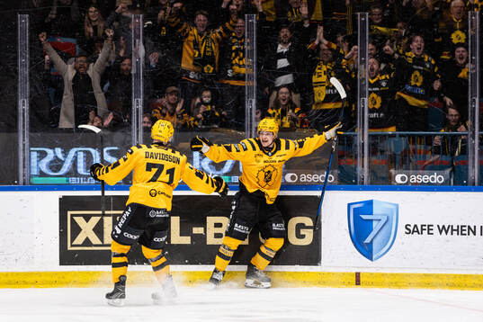 Skellefteås Victor Stjernborg jublar med Jonathan Davidsson
