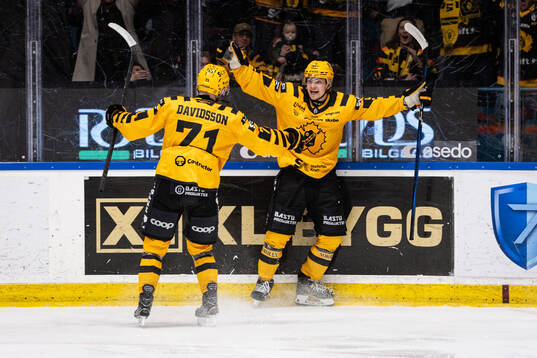 Skellefteås Victor Stjernborg jublar med Jonathan Davidsson