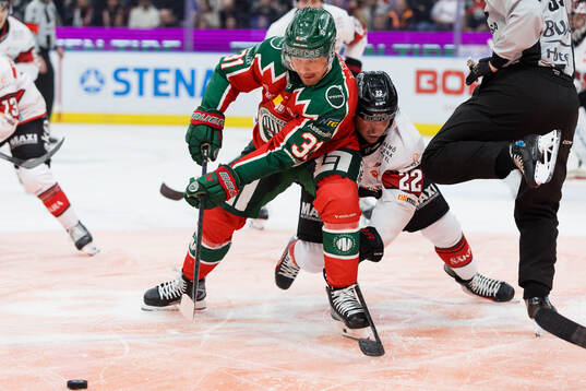 Frölundas Nicklas Lasu och Malmö Redhawks Janne Kuokkanen